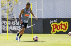 Madson participa de treino no CT Joaquim Grava