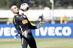 Matheus Donelli domina bola em treino no CT Joaquim Grava