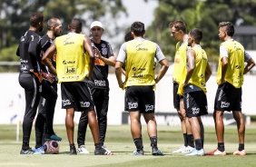 Tcnico Tiago Nunes no comando de mais um treino no CT Joaquim Grava