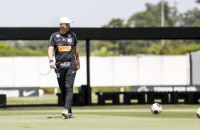 Tiago Nunes comanda mais um treino no CT Joaquim Grava