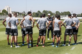 Tiago Nunes e elenco no treino desta manh no CT Joaquim Grava