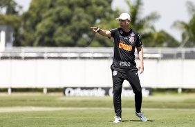 Tiago Nunes orienta o elenco corinthiano em treino