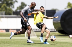 Vagner Love participa de treino da manhã, nesta terça-feira, no CT Joaquim Grava