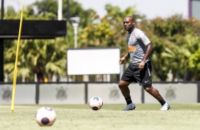 Vagner Love treina na manhã desta terça-feira
