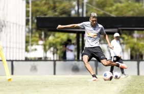 Volante Víctor Cantillo em treino no CT Joaquim Grava