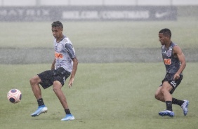 Cantillo e Madson, debaixo de chuva, durante treino do Corinthians