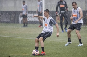 Lucas Piton treina debaixo de chuva no CT Joaquim Grava