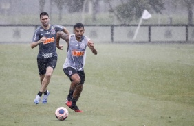 Mauro Boselli e Camacho treinam sob chuva no CT Joaquim Grava