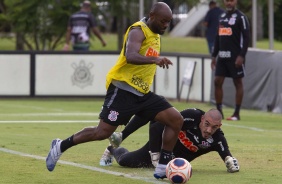 Love em duelo contra o goleiro Guilherme no treino do Corinthians desta sexta-feira