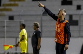 Tiago Nunes d indicaes aos jogadores durante a partida contra a Ponte Preta