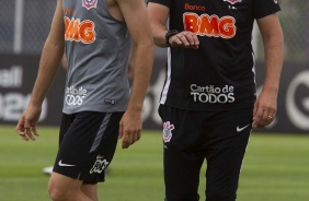 Tiago Nunes em ao com Lucas Piton durante treino do Corinthians desta sexta-feira