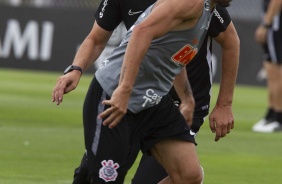 Tiago Nunes em ao contra Gabriel durante treino do Corinthians desta sexta-feira