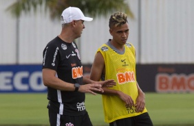 Tiago Nunes em conversa com Cantillo durante treino do Corinthians nesta sexta-fiera