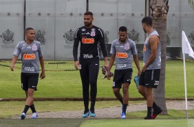 Madson, Filipe e Everaldo durante o treino do Corinthians neste sbado