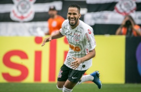 Everaldo comemorando o seu primeiro gol em 2020 contra o Santos