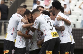Everaldo comemorou com seus companheiros o gol que marcou no clssico contra o Santos