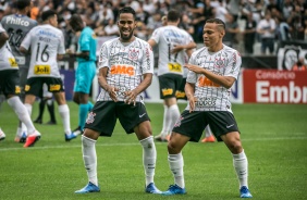 Everaldo e Janderson comemoram primeiro gol do Corinthians no clssico