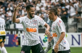 Everaldo e Janderson em atuao contra o Santos na Arena Corinthians