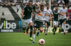 Janderson briga pela bola durante a vitria do Corinthians contra o Santos