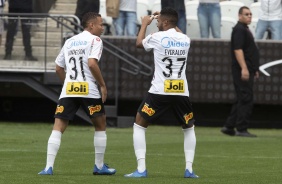 Janderson e Everaldo comemorando o primeiro gol do Corinthians no clssico
