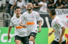 Sidcley, Everaldo e Janderson comemorando gol do Corinthians contra o Santos