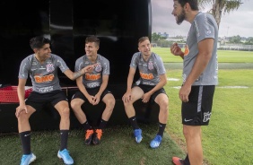 Araos, Lucas Piton, Carlos Augusto e Bruno Mndez conversam no gramado do CT Joaquim Grava