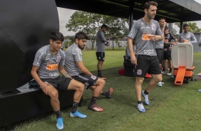 Araos, Bruno Mndez e Boselli no gramado do CT