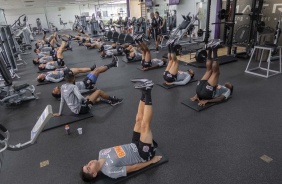 Jogadores do Corinthians fazem trabalho na academia do CT Joaquim Grava