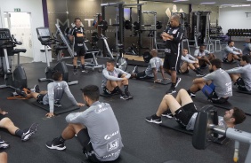 Jogadores do Corinthians na academia do CT Joaquim Grava