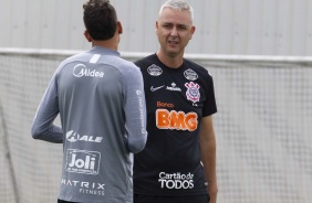 Tcnico Tiago Nunes e Cantillo conversam durante treino no CT Joaquim Grava