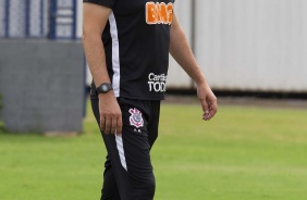 Técnico Tiago Nunes em treino desta terça-feira, no CT