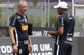 Tiago Nunes e auxiliar Kelly Guimarães em treino desta terça-feira