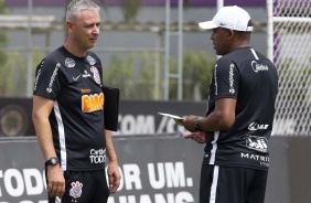 Tiago Nunes e auxiliar Kelly Guimares em treino desta tera-feira