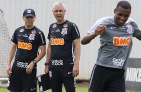 Tiago Nunes e Michel Huff observam Marllon em treino desta tera-feira