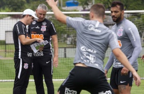 Tiago Nunes e preparador Michel Huff conversam durante treino no CT Joaquim Grava