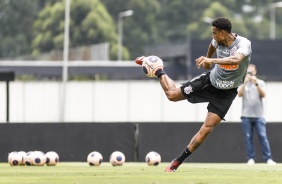 Atacante Gustavo durante treino do Corinthians na manh desta quinta-feira