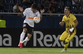 Fagner em ação na derrota do Corinthians para o Guaraní-PAR