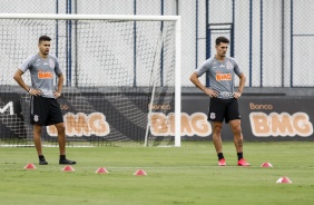 Lo Santos e Danilo Avelar durante treino do Corinthians na manh desta quinta-feira