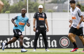 Love e Tiago Nunes durante treino do Corinthians na manh desta quinta-feira