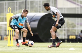 Pinto e Gustavo durante treino do Corinthians na manh desta quinta-feira