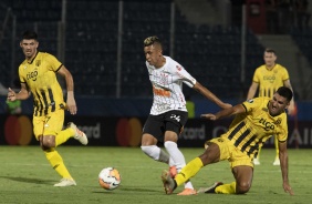 Víctor Cantillo em ação durante a partida contra o Guaraní-PAR