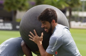 Bruno Mndez em atividade realizada no treino da manh desta sexta-feira