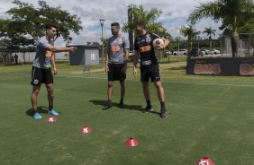Danilo Avelar e Léo Santos no treino de reservas do Corinthians, na manhã desta sexta-feira