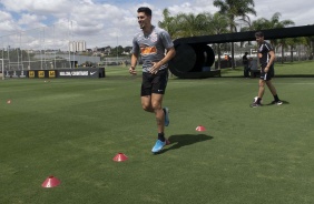 Danilo Avelar em treino separado na manh desta sexta-feira