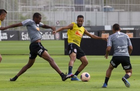 Everaldo e Marllon durante o treino da tarde desta sexta-feira