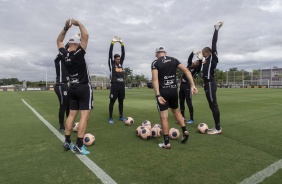 Goleiros e preparadores de goleiros no treino da manh desta sexta-feira