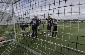 Os goleiros receberam ateno especial no treino da manh desta sexta-feira