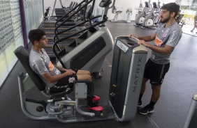 Araos e Bruno Méndez conversam na academia do CT