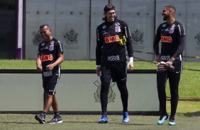 Cássio e Filipe caminham no gramado do CT Joaquim Grava