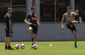 Danilo Avelar faz exercício com bola no CT Joaquim Grava